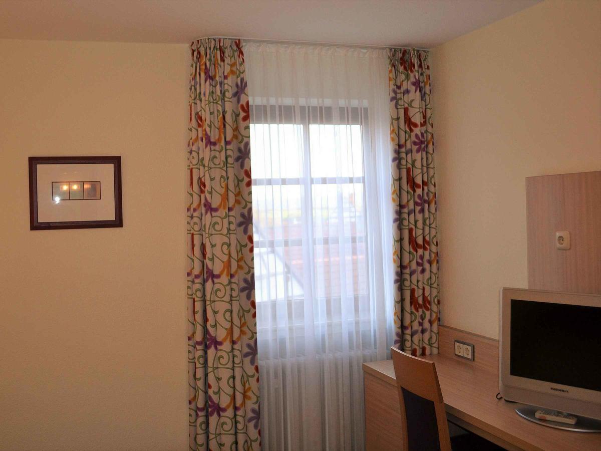 Hotel-Gasthof Rotes Ross Markt Einersheim ภายนอก รูปภาพ