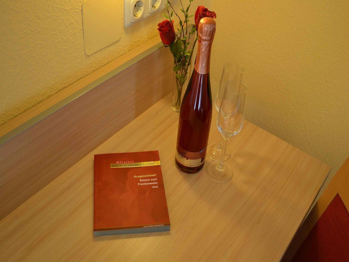 Hotel-Gasthof Rotes Ross Markt Einersheim ภายนอก รูปภาพ